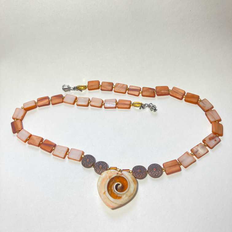 Fascinating shell piece in the shape of a heart with flat shell beads